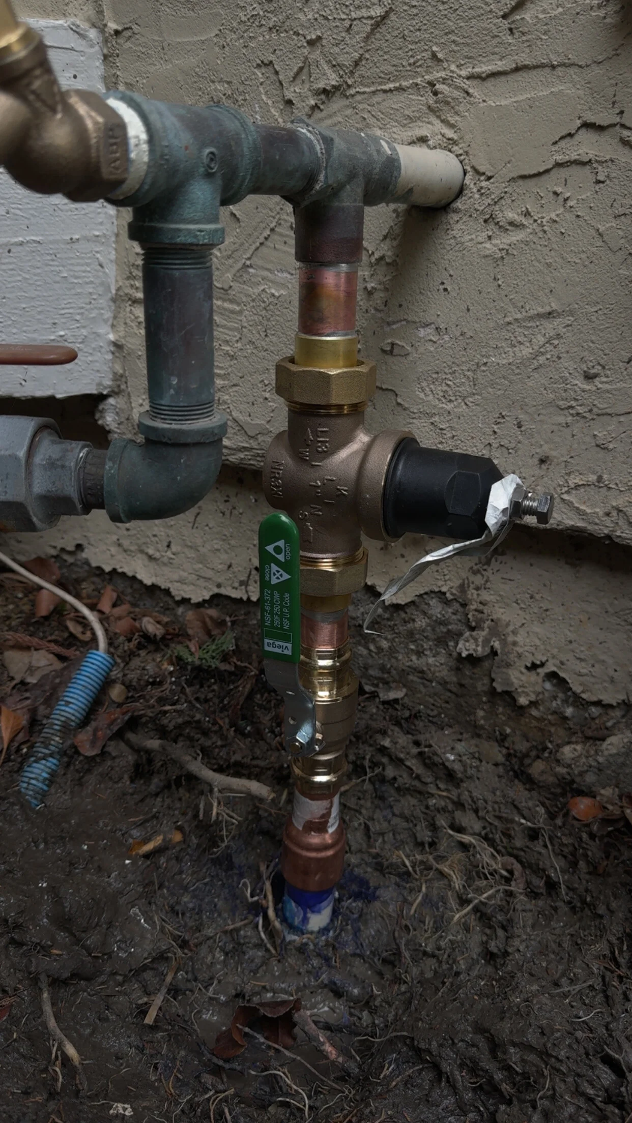 Pressure-reducing valve and main water shutoff installation